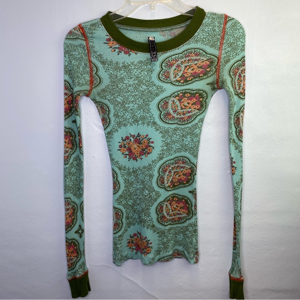 *** Free People Long Sleeve  Ribbed Tee *** XS